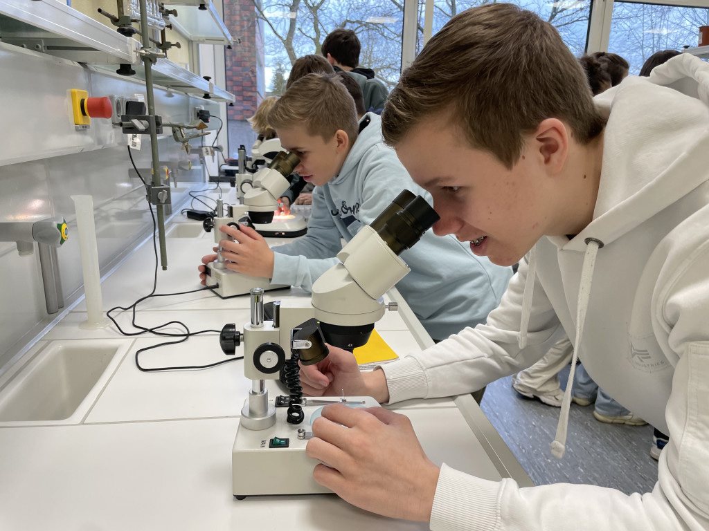 Schüler und Schülerinnen des des Immanuel-Kant-Gymnasiums aus Heiligenhaus in Nordrhein-Westphalen bei der Auftaktveranstaltung